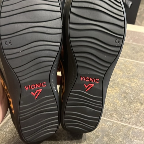 Vionic High Tide Leopard Print Thing Sandals 10 W. - Picture 4 of 8